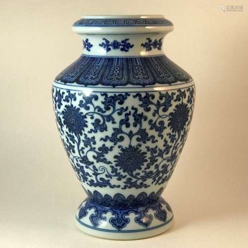 Chinese Qing Dynasty Porcelain Vase