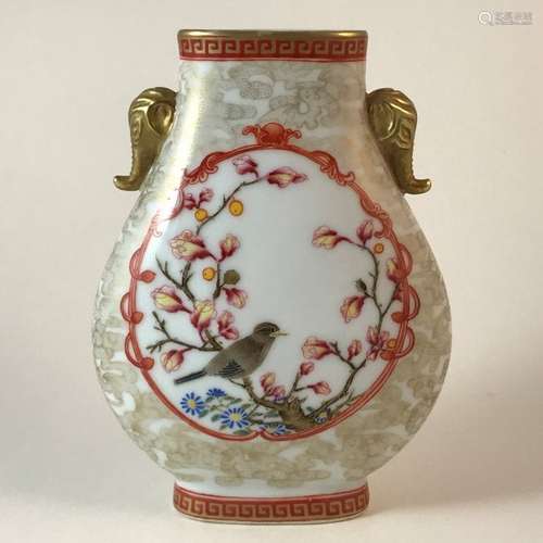 Chinese Qing Dynasty Famille Rose Vase