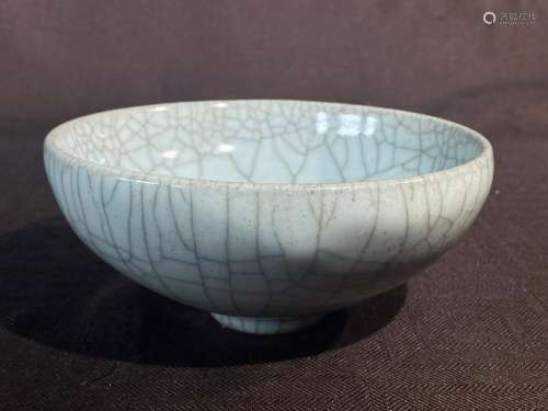 Chinese Guan Crackle Glazed porcelain Bowl