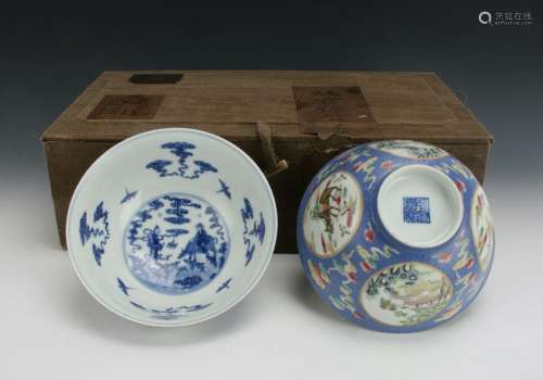 PAIR OF BLUE AND WHITE BOWLS IN PRESENTATION BOX