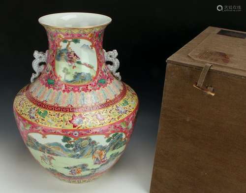 FAMILLE ROSE VASE IN PRESENTATION BOX