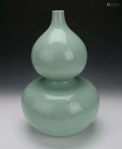 CELADON DOUBLE GOURD VASE