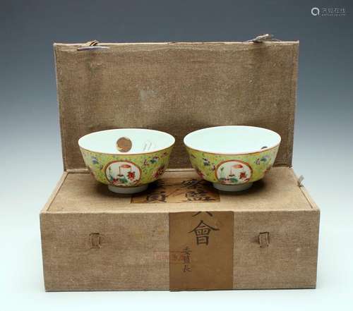 PAIR OF BOWLS IN PRESENTATION BOX