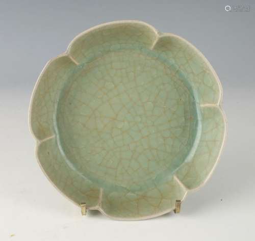 SMALL LOBED CELADON CRACKLE DISH