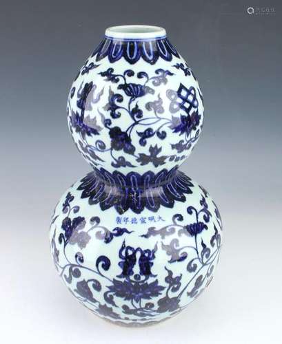 MING DYNASTY BLUE & WHITE DOUBLE GOURD VASE