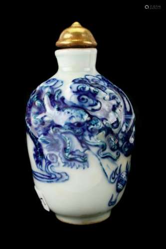 BLUE AND WHITE SNUFF BOTTLE