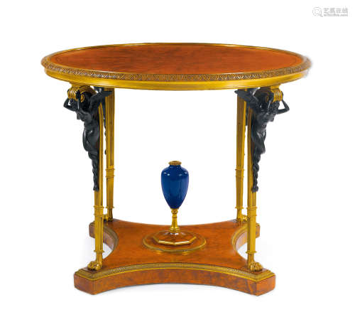 约1910年 法国巴黎 路易十六样式 铜鎏金和瓷器装饰青铜人物安波拉木中央桌