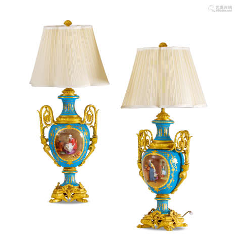 约1870年 法国 塞夫勒皇家瓷厂 路易十六样式 铜鎏金装饰孔雀蓝底手绘塞夫勒瓷瓶台灯 （一对）
