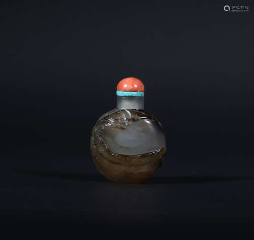 Skillful color carving bat agate snuff bottle in Qing Dynasty