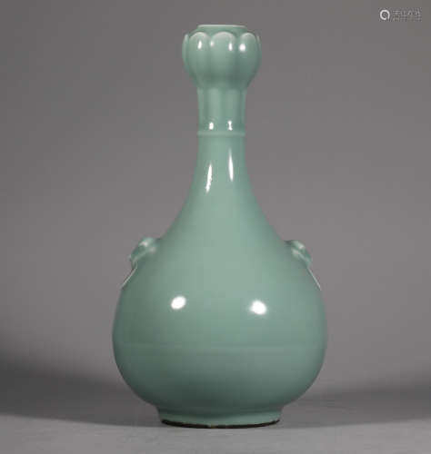 Qing Yongzheng bean green glaze garlic bottle