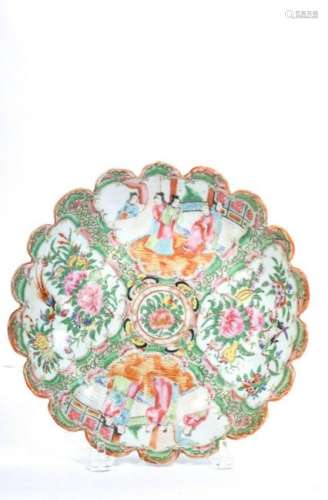 ROSE MEDALLION SERVING DISH WITH SCALLOPED RIM