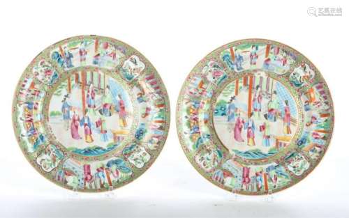 PAIR OF FINE QUALITY ROSE MEDALLION DINNER PLATES