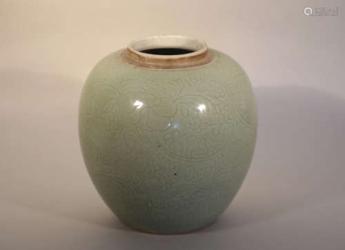 Qing Kangxi bean green glaze engraved flower jar