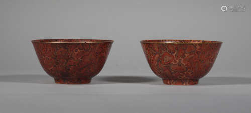 Qing Yong is imitating stone pattern to draw a pair of gold printing bowls