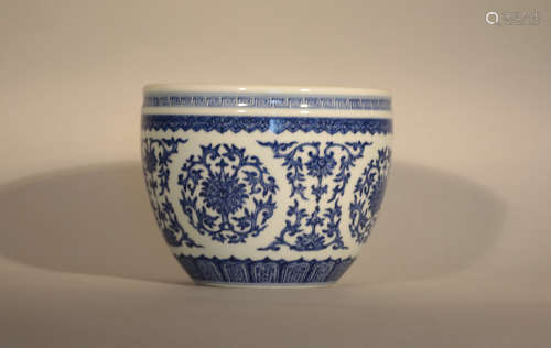 Qing Qianlong blue and white wrapped branch cylinder