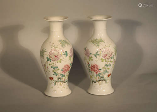 A pair of pink flowers and Guanyin bottles in the Republic of China