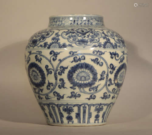A large pot of blue and white twigs in the middle of Ming Dynasty