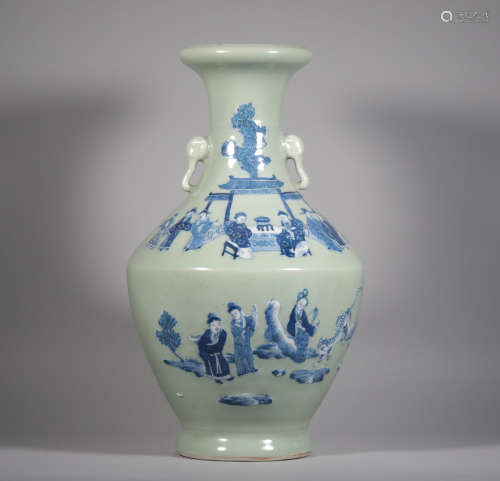Celestial bottle with bean green and white glaze in the middle of Qing Dynasty