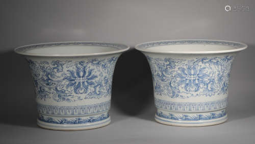 A pair of large flowerpots of Qing Qianlong blue and white flowers