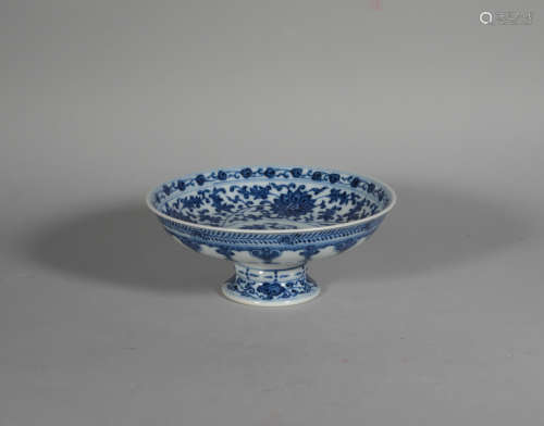 Qing Qianlong blue and white twining branches and high foot plate