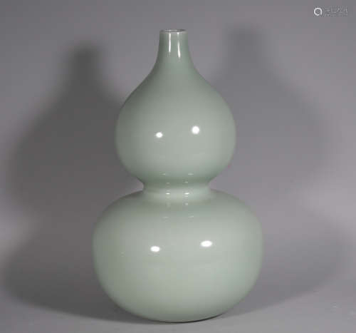 Qing Qianlong bean green glaze cucurbit bottle