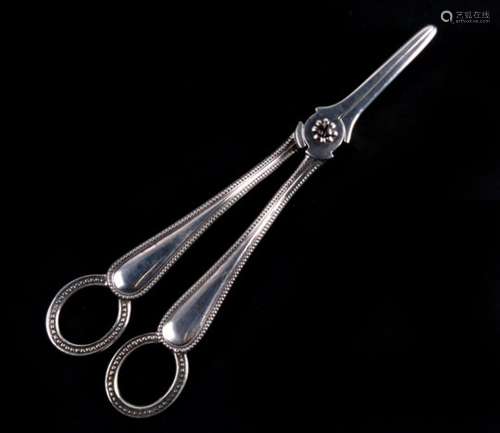 A pair of silver bead edge grape scissors, London 1914, 128gm, 19cms (7.5 ins) long.