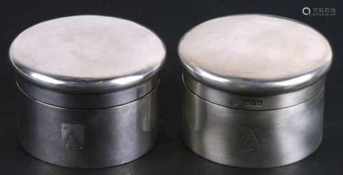 A pair of silver screw top jars, London 1901, Drew and Sons Piccadilly, 242 g. 4.5cms (1.75 ins)