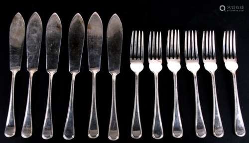 A six place setting of silver bead edge fish servers, Sheffield 1965, 641g, the knives 21cm (8