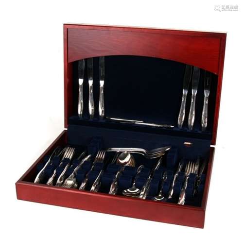 A canteen of cutlery.