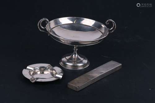 An Edwardian Walker & Hall silver two-handled pedestal bowl, Sheffield 1909; together with a