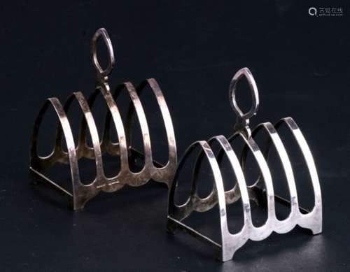 A pair of silver arch toast racks, Birmingham 1940. 117g. 10cm (4ins).