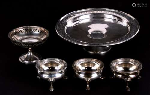 Austrian silver items including a low comport, pedestal bon bon dish and three open salts. 582 g.