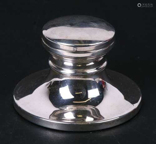 A silver capstan inkwell, Birmingham 1992.