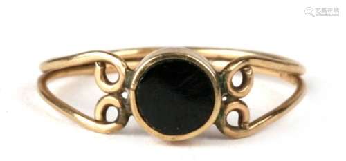 A 9ct gold black onyx set ring, approx UK size 'K'.