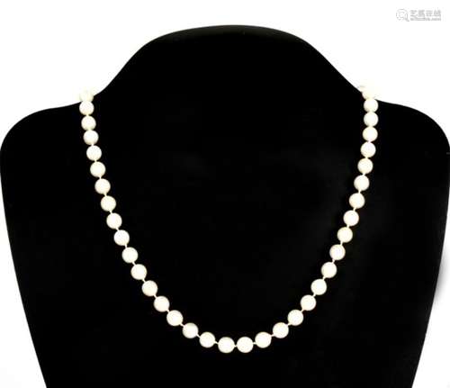 A pearl necklace with 9ct gold clasp, 50cms (19.75ins) long.