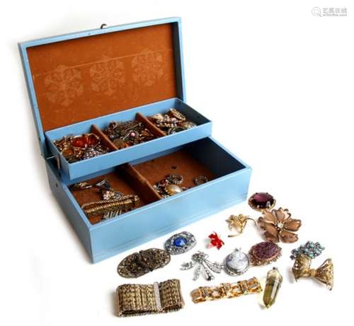 A quantity of costume jewellery in a blue jewellery box.