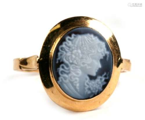 An Italian 18ct gold ring set with blue & white stone cameo portrait, 2.9g. Approx. UK size Q.