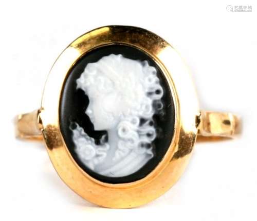 An Italian 18ct gold ring set with black & white stone cameo portrait, 3.1g. Approx. UK size Q.