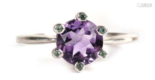 A 9ct white gold amethyst & peridot ring, 3.0g. size Q