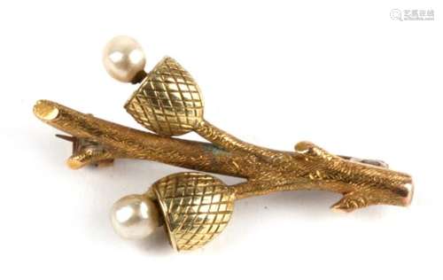 An early 20th century novelty 15ct gold and pearl brooch modelled as acorns on a branch, 3.4g, 3.3cm