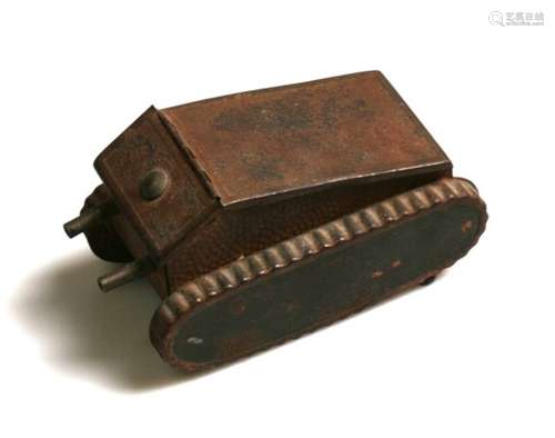 An unusual WW1 tinplate tank with hinged lid. Possibly a cigarette box. Overall length 14cms (5.