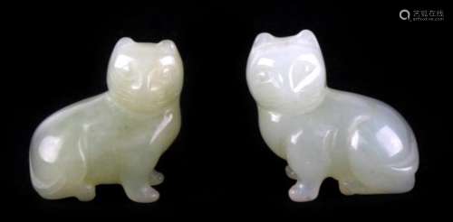 A pair of Chinese carved jade cats, 4cms (1.4ins) high.