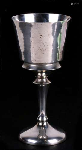 A Chinese silver goblet by Luewwo, 168 g. 15cms (6 ins) high.