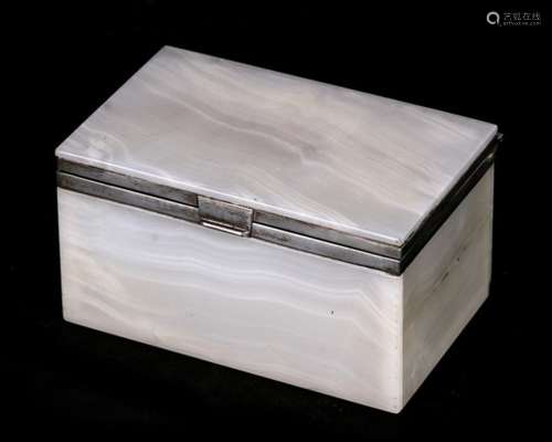 An Asprey silver mounted white agate cigarette box, London 1918. 13cm (5 ins) wide.