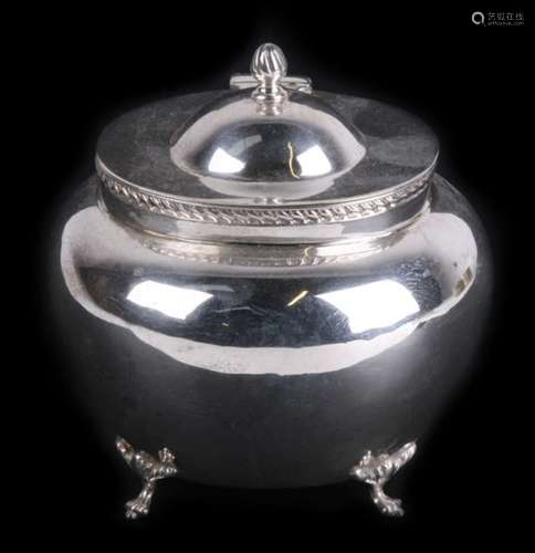 An Edwardian bombe shaped silver tea caddy, 138g. Birmingham 1904. 10cm (4 ins) wide.