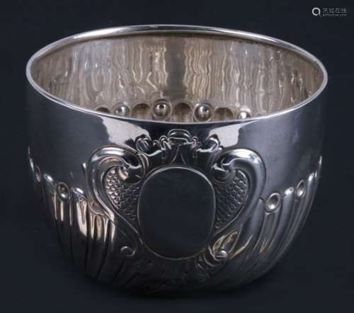 A Victorian gadrooned silver christening bowl by Wakely & Wheeler, London 1886. 138g. 10cm (4 ins)