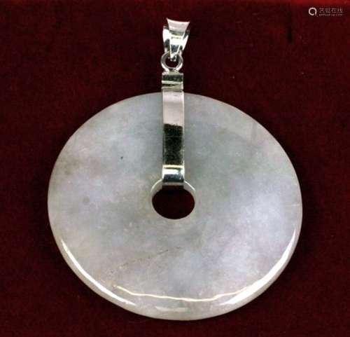 An 18ct white gold mounted jade bi disc pendant, 3cms (1.2ins) diameter.