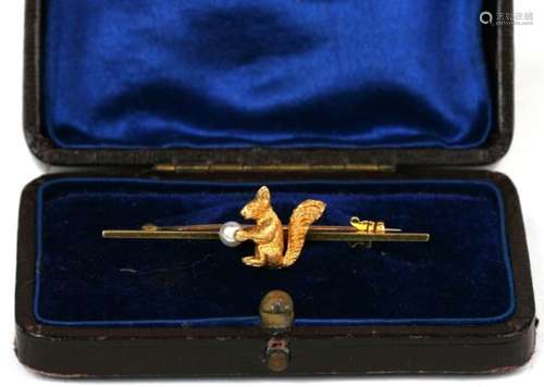 An early 20th century 18ct gold bar brooch modelled as a red squirrel holding a pearl, 4.1g, 4.