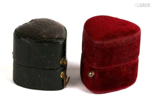 Two late 19th / early 20th century heart shaped ring boxes, one velvet and one leather (2).