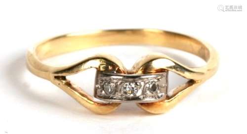 An 18ct gold and three stone diamond buckle ring, 2.6g. Approx. UK size N,